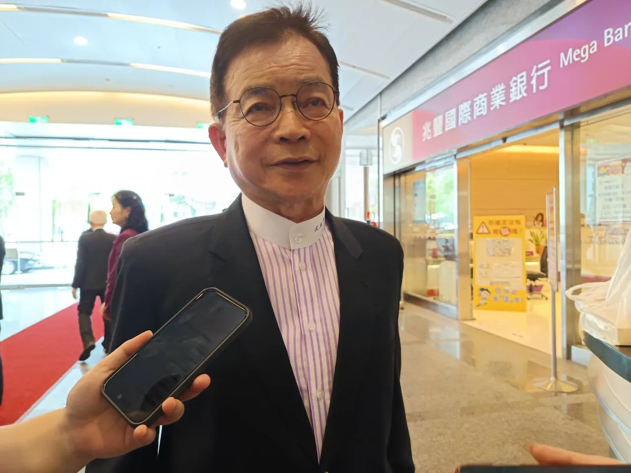 立法院财政委员会今考察兆丰金控,立委赖士葆会后受访。许丽珍摄