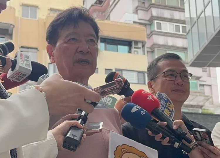 為聲援罷免投票，趙少康取消原定非洲行，今與羅智強同框受訪。張綵茜攝