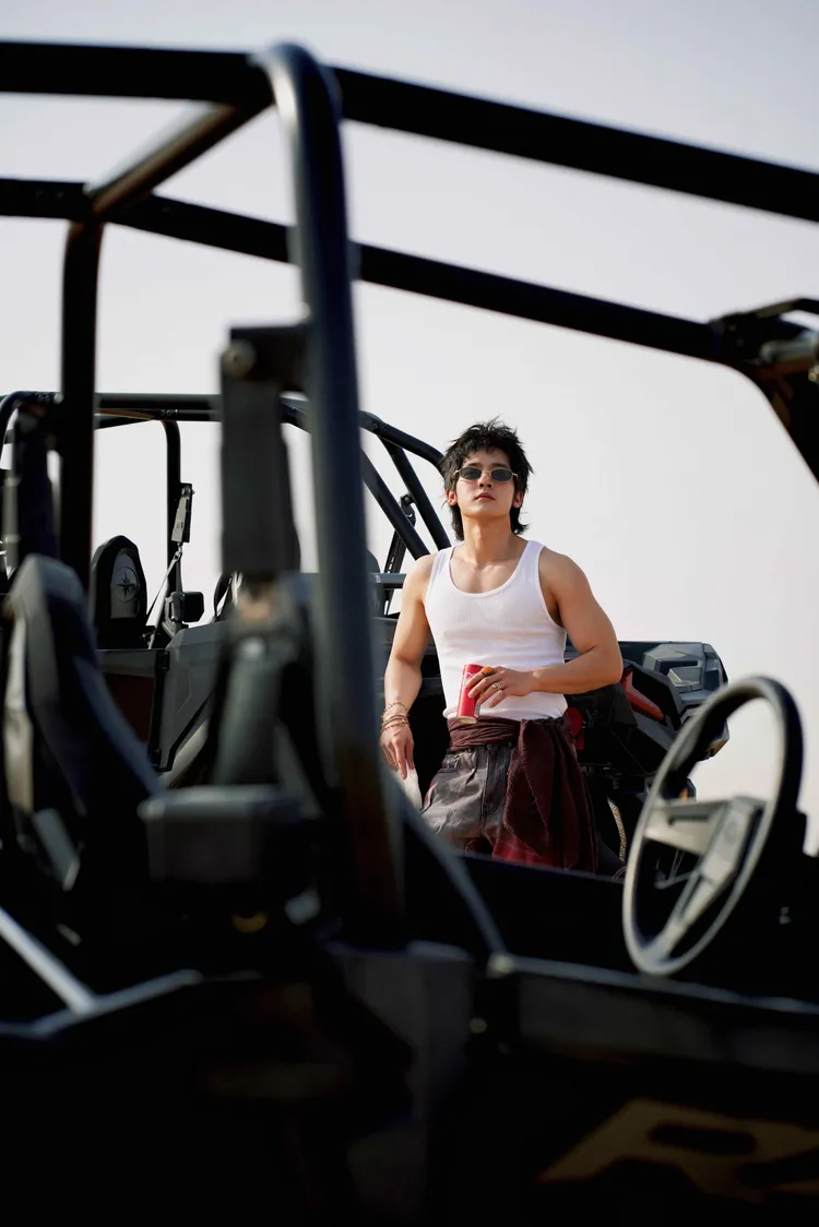 小樂露出結實手臂。華納音樂提供