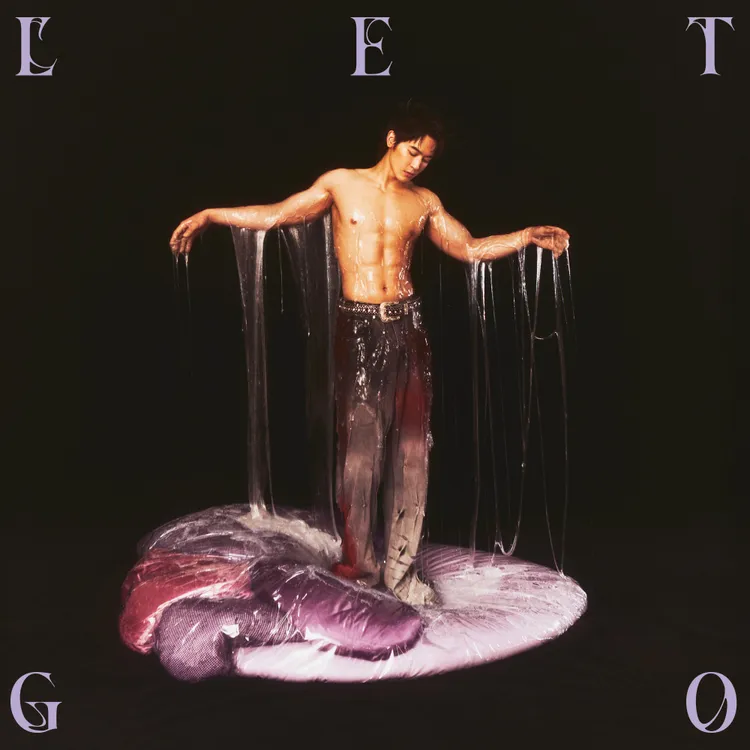 小樂的專輯封面大秀健身成果。華納音樂提供