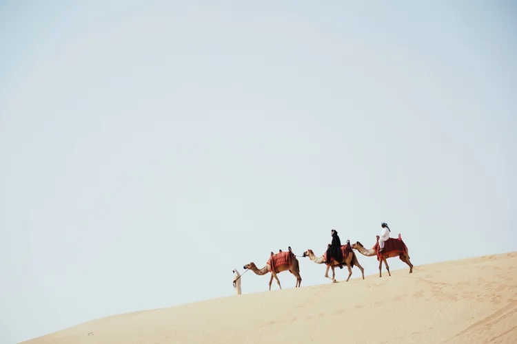 小樂遠赴杜拜沙漠拍攝新歌MV。華納音樂提供