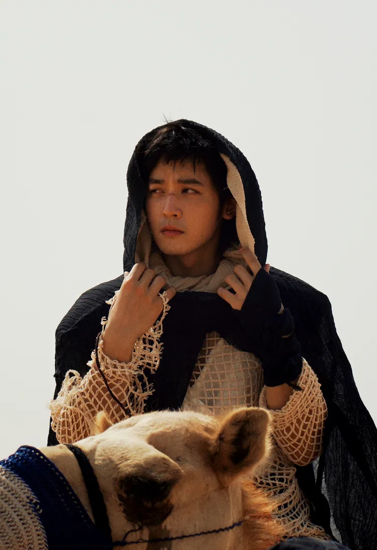 小樂穿上當地傳統服飾。華納音樂提供