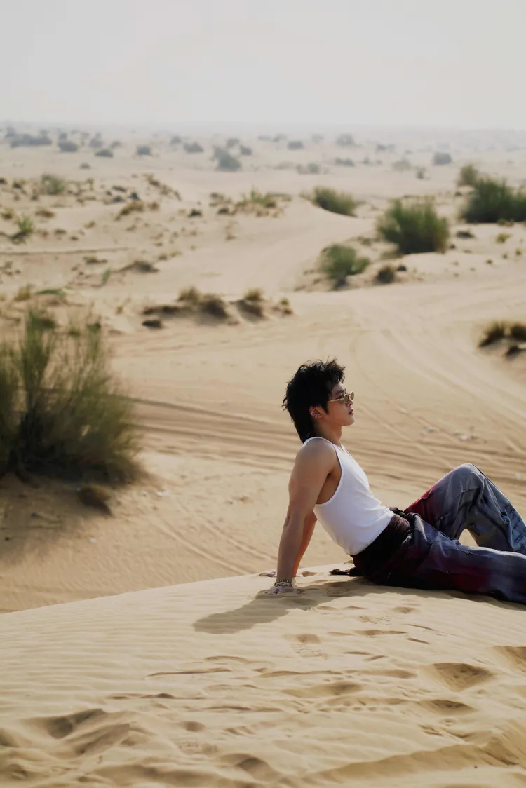 小樂耐42°C沙漠高溫拍攝。華納音樂提供