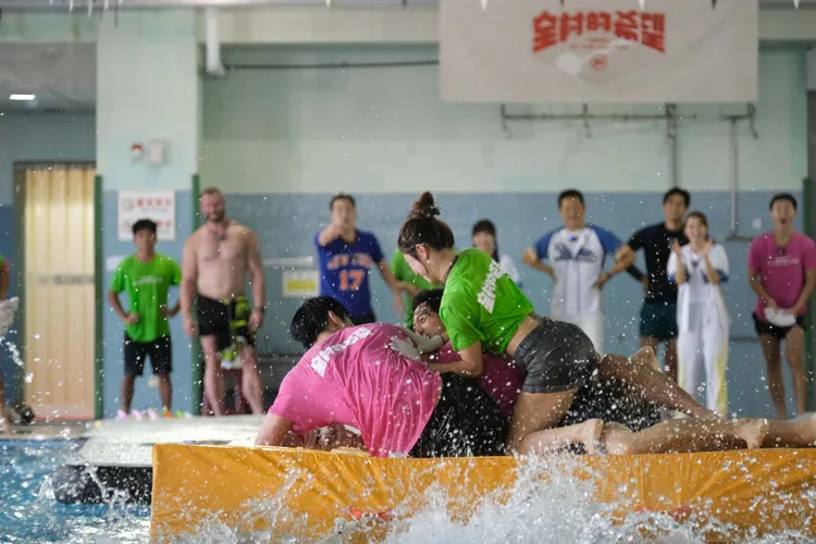 巫苡萱（右一）餓虎撲羊壓制三男，徐乃麟驚呼：「太飢渴了。」東森綜合台提供