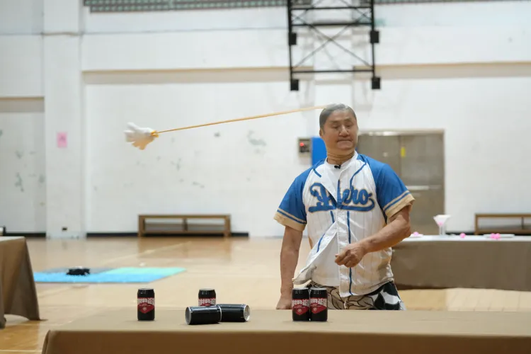 徐乃麟親自下海指導，傳授利用絲襪套頭推倒瓶子的獨門秘訣。東森綜合台提供