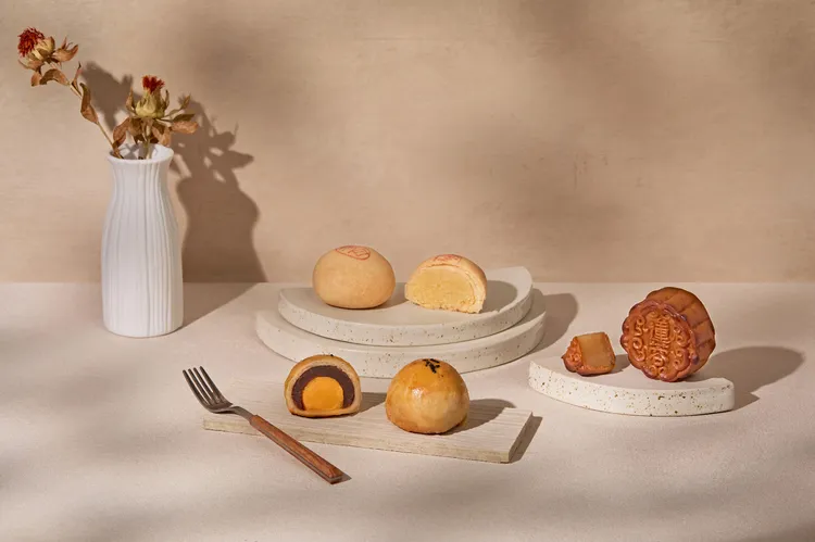 舊振南凝聚百年工藝精粹，中秋節期間販售蛋黃酥、月餅、綠豆椪等多元漢餅，每一口皆飽含深厚的美味與餅藝精神。舊振南提供