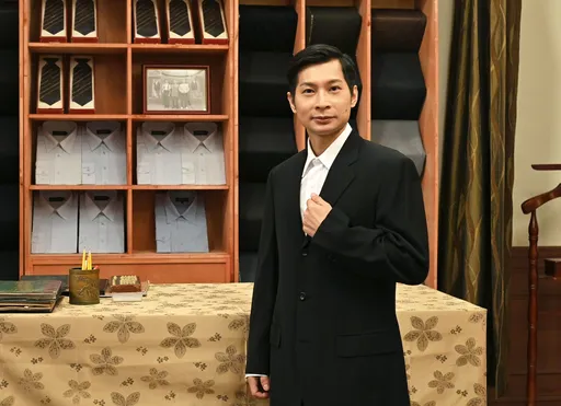 逸祥4月才刚结婚再穿帅气西装 甜告白:回家有人陪
