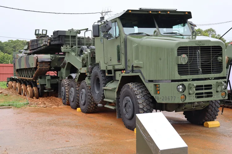 陸軍M1070A1重型曳引車10日首度公開現身。李俊毅攝