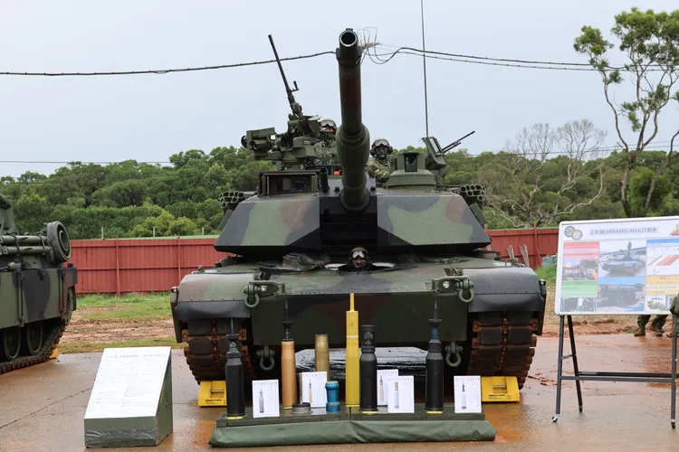 陸軍M1A2T主戰車10日首度公開現身，操演現場擺放多枚搭配砲彈，圖左至右為翼穩穿甲練習彈、人員殺傷彈、翼穩穿甲彈。李俊毅攝