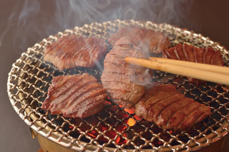 店內將打造半開放炭火燒烤區，看得到師傅炙烤的過程。東山牛舌提供