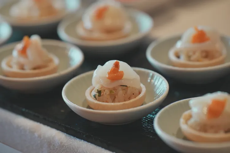 「Ocean Bar」餐區有海膽干貝最中等創意料理可品嚐。饗賓集團提供