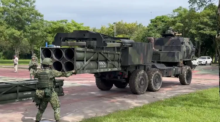 海馬士多管火箭系統射擊完畢後，會將發射架調整回原本的行軍模式，並立即離開原射擊陣地，隨後演練6聯裝多管火箭彈箱的卸載及再裝填作業。李俊毅翻攝