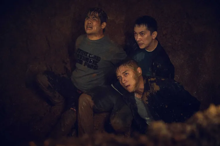 施名帥、張再興和鄭人碩跳泥坑。緯來電影台提供