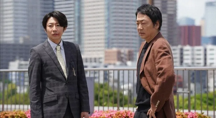 相葉雅紀（左）飾演證券上班族，和大森南朋（右）飾演的老派警察一起查案。台灣大哥大MyVideo提供