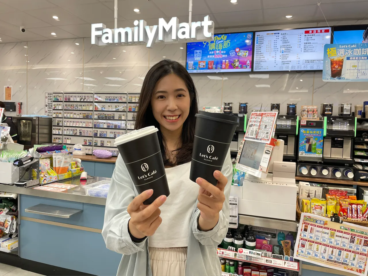 超商咖啡市场竞争激烈,目前两大超商龙头市占达93.7%,其中全家「Let's Café」每年狂卖2亿杯。全家提供