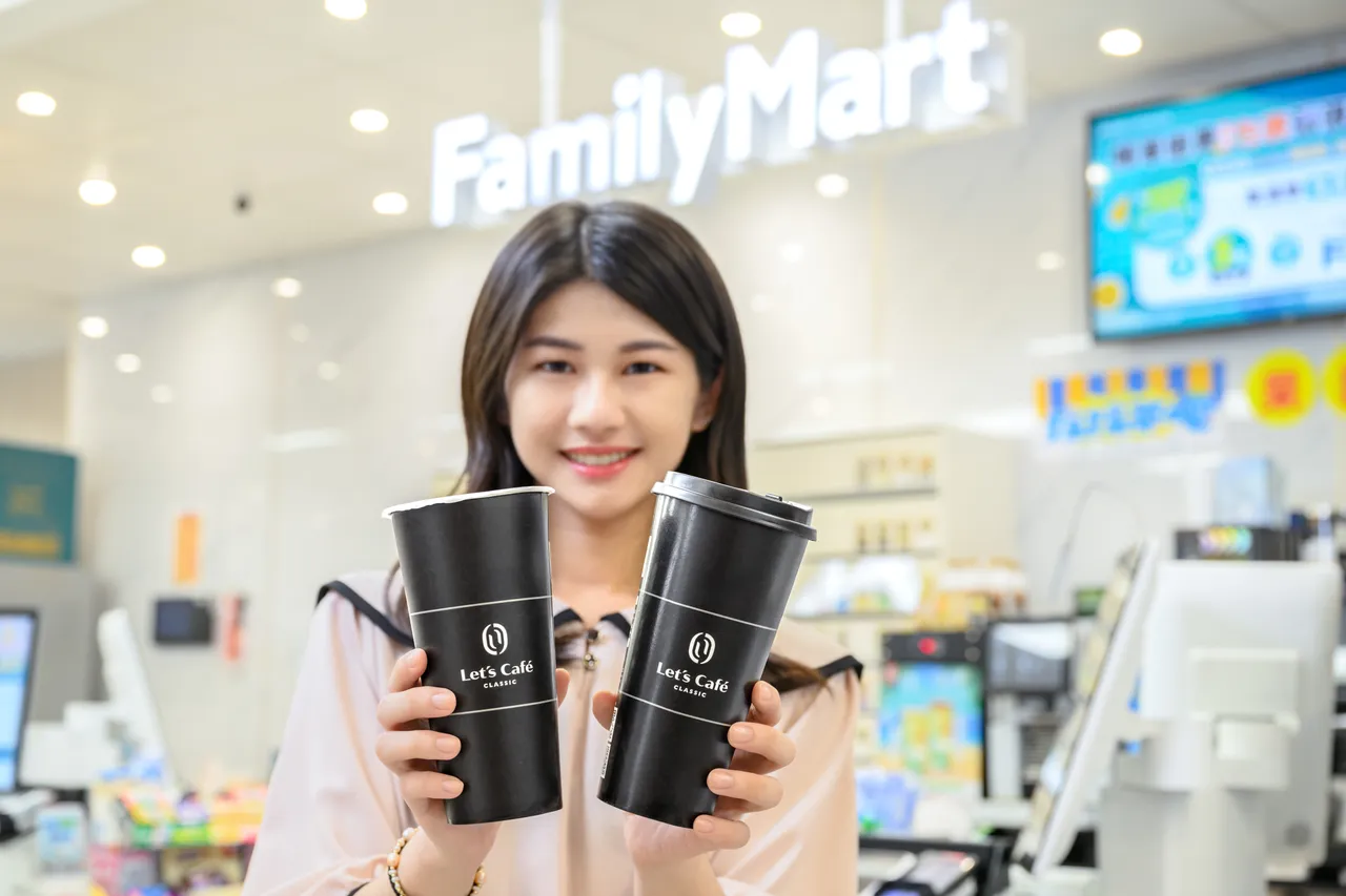 Let's Café推出特大杯特浓美式与特浓拿铁,以满足消费者有越喝越浓、越喝越大杯的趋势。全家提供