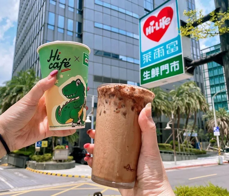 Hi Café針對夏季消暑商機，推出「恐龍冰爆來襲系列」等新品搶客。萊爾富提供