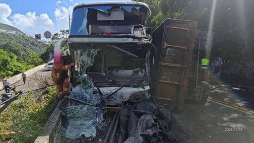 國光客運與砂石車相撞!1人無生命跡象、14人傷 車頭全碎