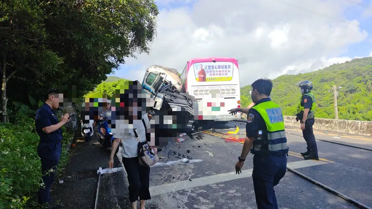 新北萬里發生重大車禍，國光客運與砂石車碰撞，車頭全毀，1人命危、12人輕重傷送醫。新北消防局提供