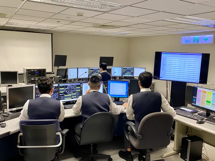 高鐵行控中心每班有9名控制員負責監控。莊偉祺攝