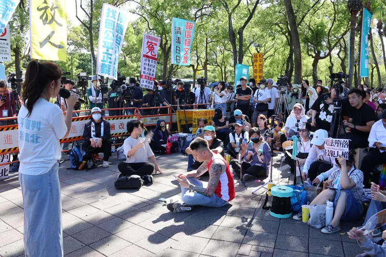 民眾黨支持者前往北檢外抗議。莊宗達攝