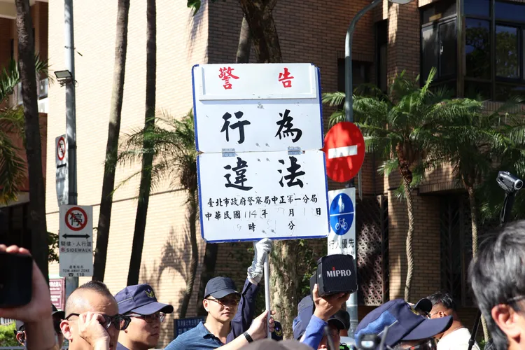 警方舉牌告知集會違法。莊宗達攝