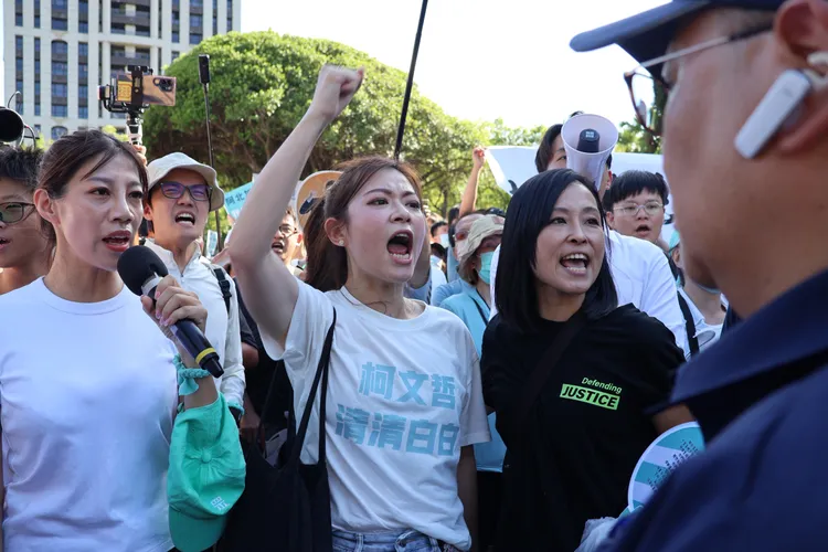 民眾黨支持者前往北檢外抗議。莊宗達攝