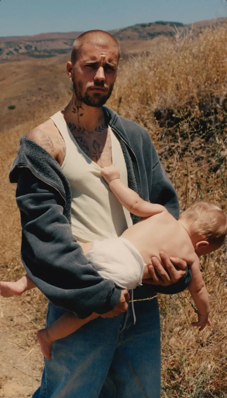 小賈斯汀貼出抱著愛子傑克的形象照。翻攝小賈斯汀IG