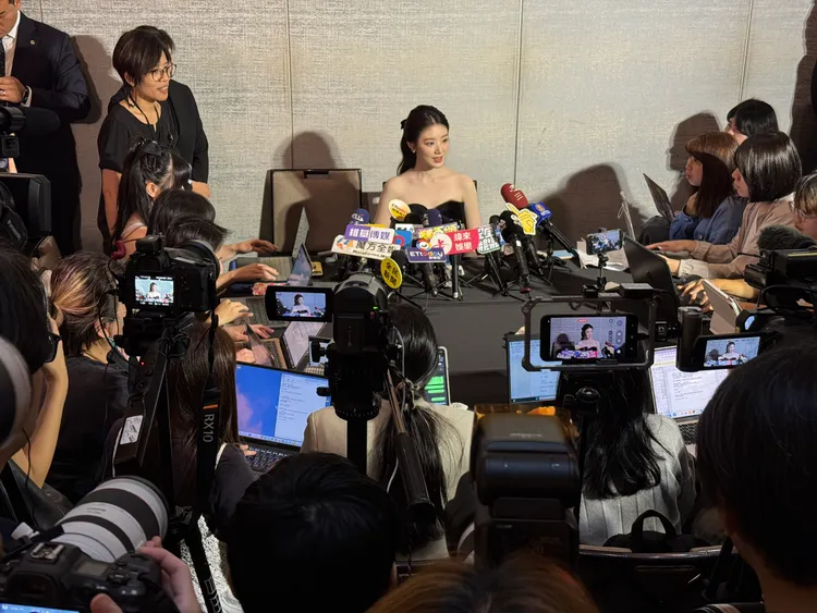 葉舒華受訪時吸引大批媒體。彭欣偉攝