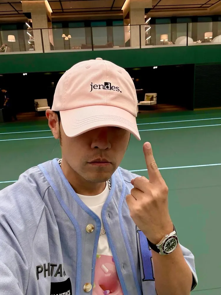 周杰倫指著頭上的粉紅帽，推銷老婆的品牌。翻攝周杰倫IG