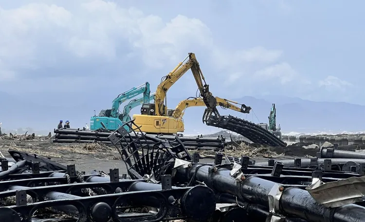 屏東佳冬外海太陽光電系統浮台設施遭吹垮，大量黑色結構體遍布岸邊。民眾提供