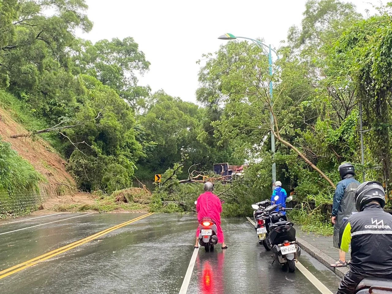 彰化县道139环山路段土石坍方造成交通中断。民众提供