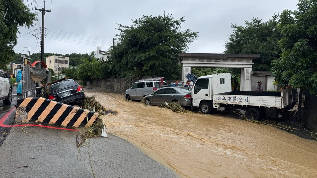 彰化市彰化路三段有4部车辆遭水势冲击后卡在路旁两侧防洪道上。民众提供