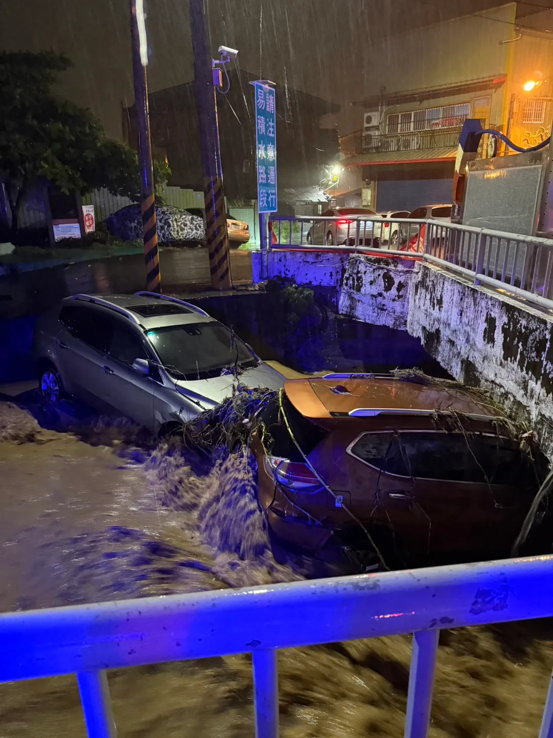 彰化市有车辆被冲入排水沟。民众提供