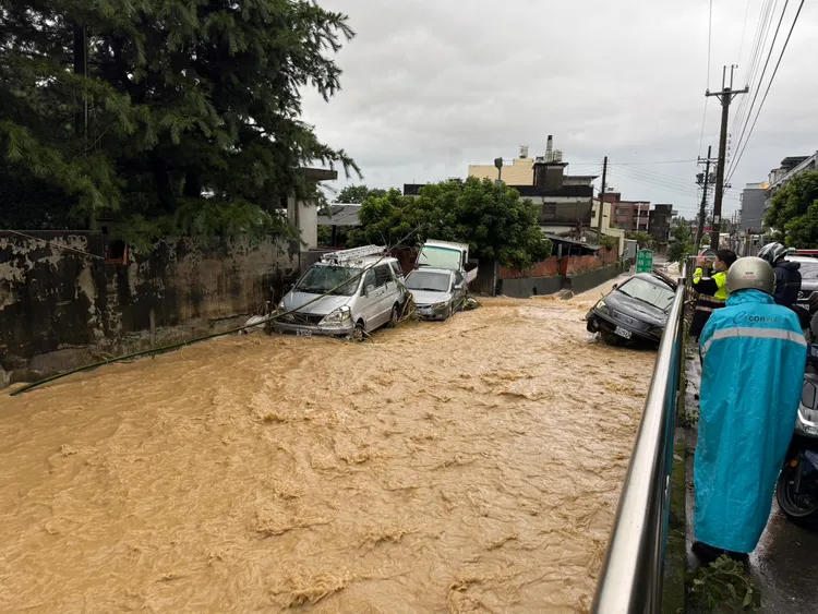 彰化市彰南路三段暴雨成災，多輛汽車被衝入大排水溝內。民眾提供