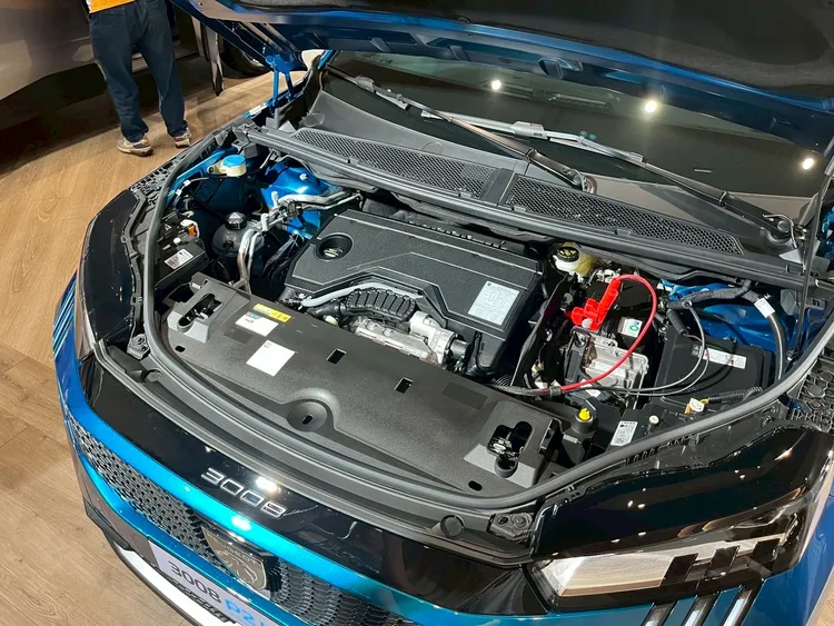 全新P2 HYBRID動力系統，結合1.2L三缸渦輪引擎與電動馬達，具備145匹綜效馬力，3008 HYBRID平均油耗高達20.2km/L，5008 HYBRID則達20km/L。周奕豪攝