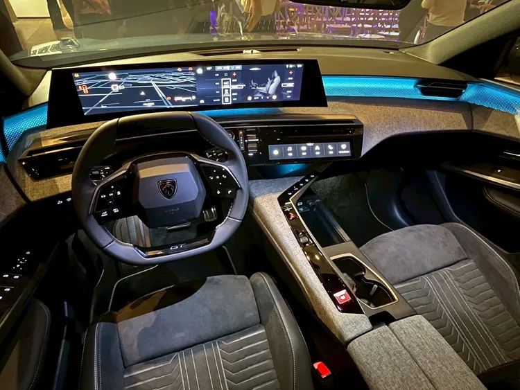 兩款新車皆標配最新的PEUGEOT Panoramic i-Cockpit懸浮式全景座艙，GT車型更進一步升級至21吋曲面HD全數位儀表。周奕豪攝