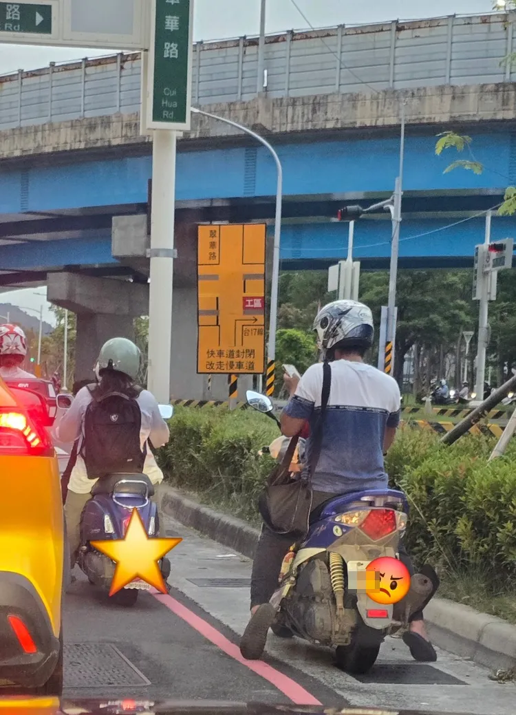 騎士載2幼童，還邊騎邊看手機。翻攝threads畫面