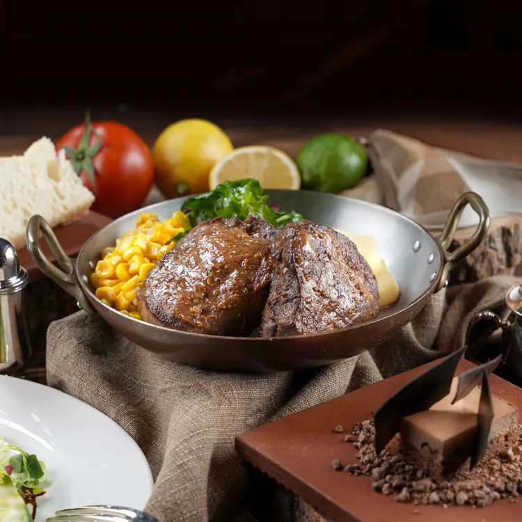 君品酒店「茶苑牛排套餐吃到飽餐券」貼心推出單人與雙人的選擇，能無限享用10盎司頂級牛排及多道經典佳餚。雲朗觀光提供