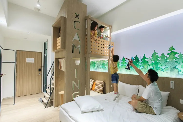 使用2張雲朗聯合住宿券，平日加價700元，即可入住品文旅礁溪樂旅閣樓房一晚，並贈送兩位12歲以下孩童免費入住，是暑期親子旅遊的首選。雲朗觀光提供