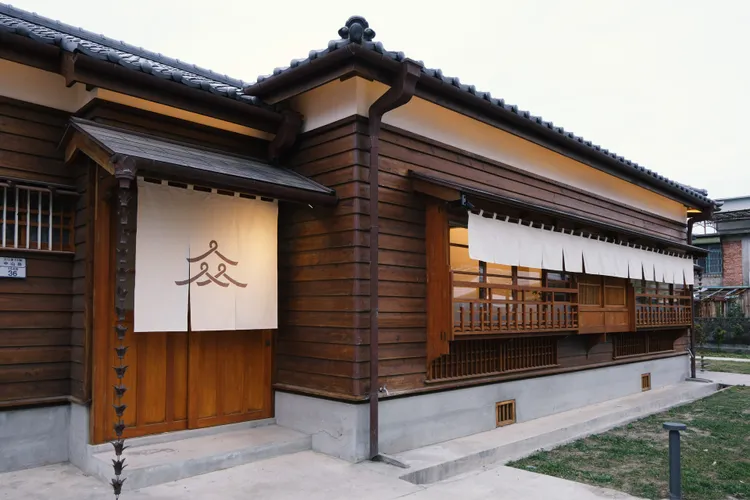 寶桑町屋 Machiya Posong坐落於台東北町日式宿舍群，結合獨棟町屋與文創青旅，打造風格獨具的老屋住宿體驗，成為台東慢旅首選。雲朗觀光提供