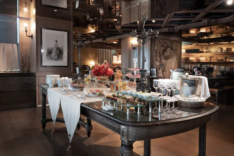 君品酒店17樓翰林軒VIP Lounge，專屬於行政樓層住客使用，宛如博物館般的典雅空間，打造出尊榮不凡的貴賓體驗。雲朗觀光提供