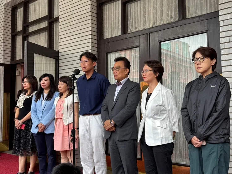 民眾黨立委，麥玉珍（左起）、林憶君、陳昭姿、黃國昌、林國成、劉書彬、黃珊珊。邱筠媜攝