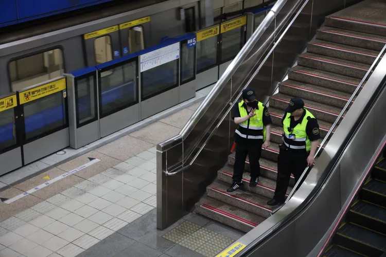 台北市防空演習期間，捷運車站實施「只進不出」管制。李俊毅攝