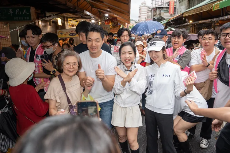台北市長蔣萬安今(19)日上午陪同被罷免立委徐巧芯到吳興市場掃街拜票。徐巧芯辦公提供