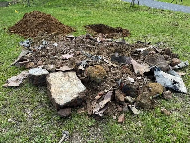 現場挖出的廢棄物。新竹市府提供