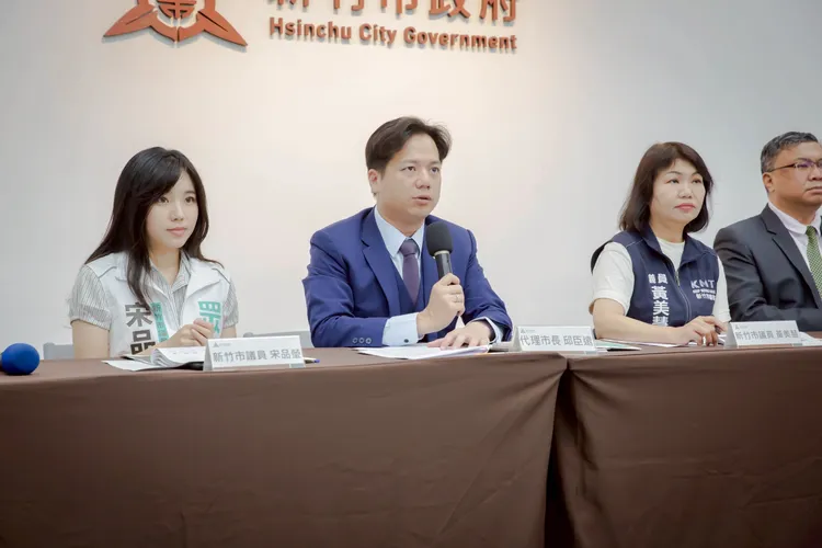 新竹市府今(8)日舉辦「安居科技城 幸福真永遠：新竹好學施政成果記者會」，由代理市長邱臣遠主持、教育處長林立生向外界報告，新竹市議會市議員黃美慧、宋品瑩也出席。新竹市府提供