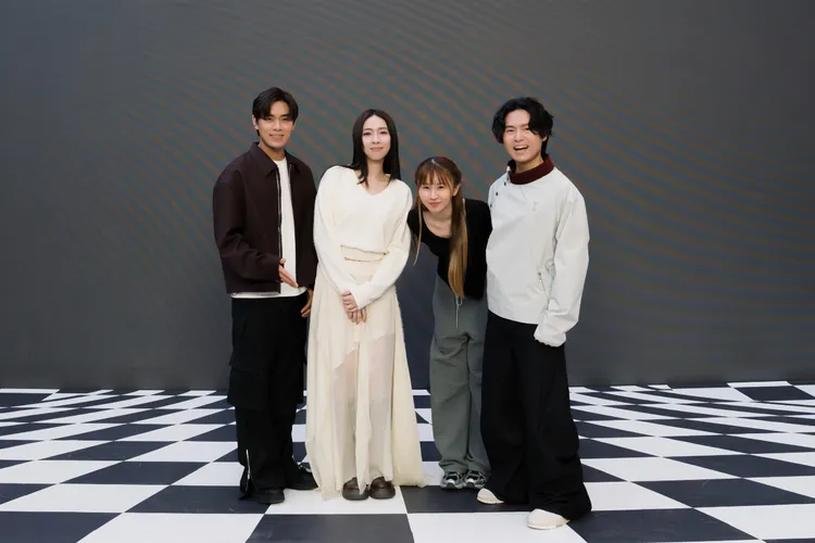 告五人與駐日香港藝術家Miss Bean（右2）。相信音樂提供