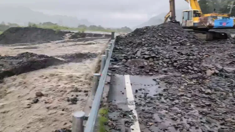 六龜六津橋遭土石漫流阻斷。翻攝畫面