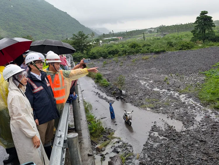 陳其邁視察六龜災後應變。翻攝畫面